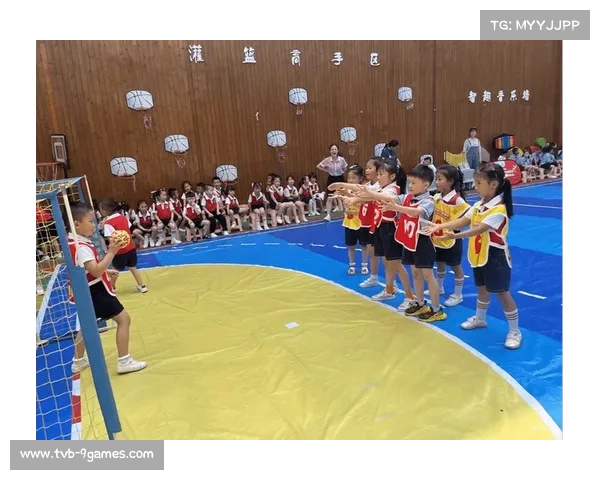 幼儿手球选手展示走跑跳投综合技能，观众喝彩